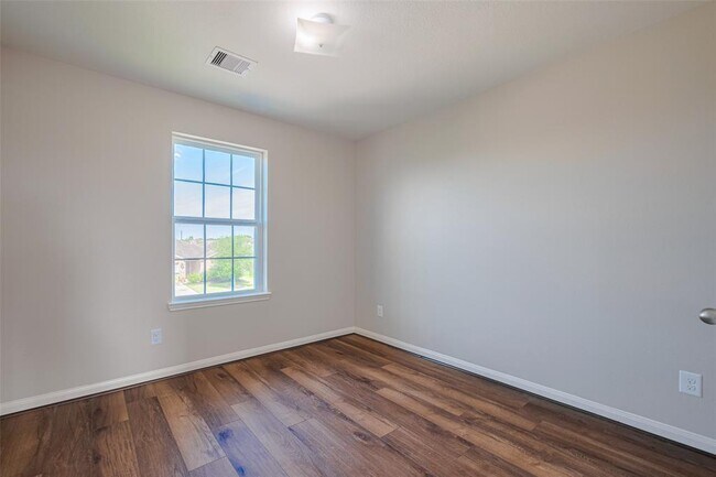 Building Photo - 5123 Oak Briar Ln