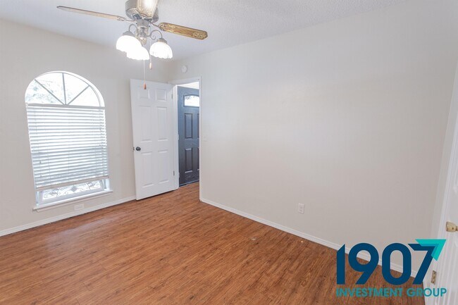 Building Photo - 1201 Kings Ct