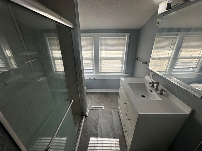 Building Photo - 215 E Cherry St