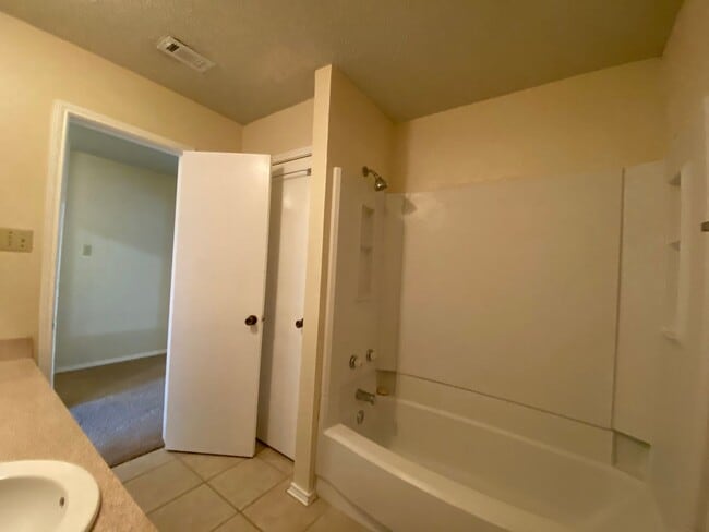 Building Photo - AVAILABLE NOW 2 BED 1.5 BATH TOWNHOME IN K...