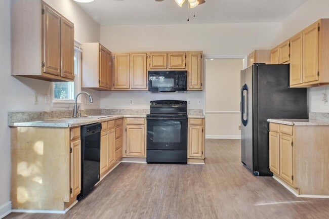 Building Photo - 207 Essex Dr