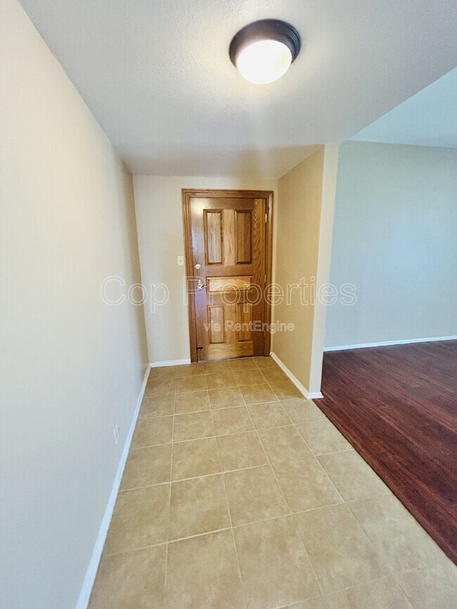 Building Photo - 3678 Hidden Dr