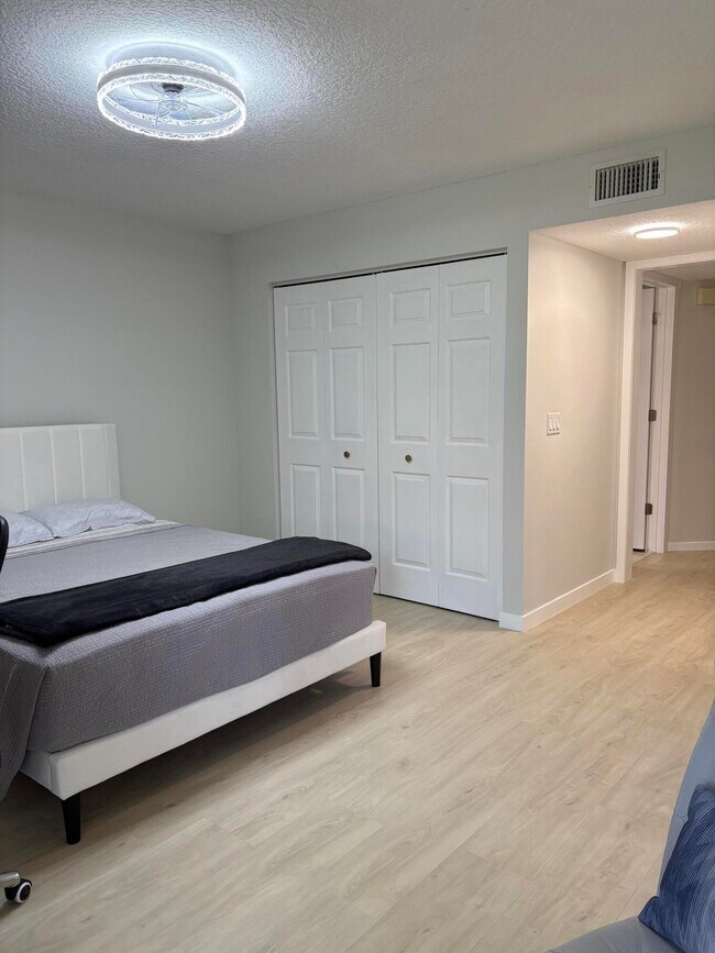 Building Photo - 5631 Coach House Cir