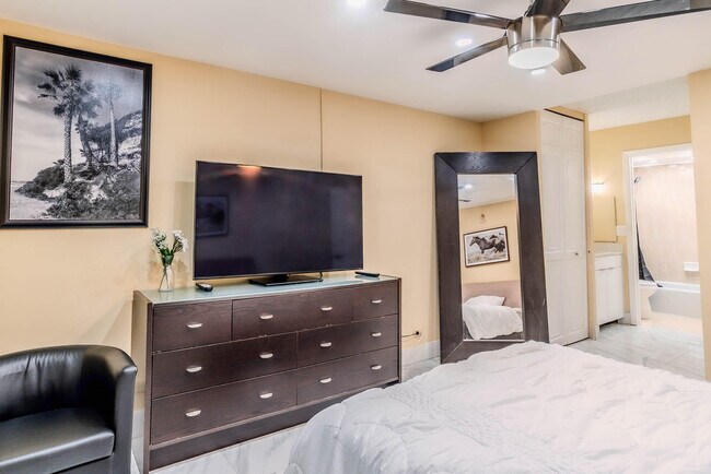 Building Photo - 3710 Inverrary Dr