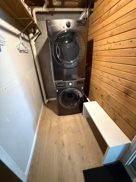 Building Photo - 4125 Goldenrod Ln N