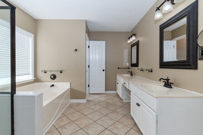 Building Photo - Looking for your dream home in a peaceful ...