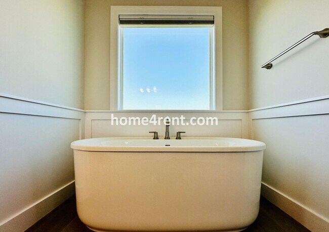 Building Photo - Exceptional Olathe Home in the Cedar Creek Subdivision w/ Wood Floors and a Finished Basment!