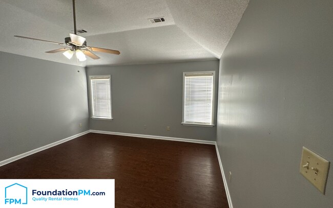 Building Photo - 400 Amundsen Cove