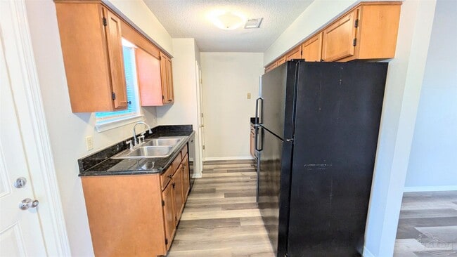 Building Photo - 424 Pine Crescent Way