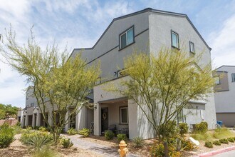 Building Photo - Newer townhome in the NW