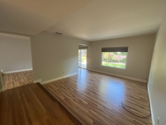 Building Photo - Beautiful 3 BDRM, 2 BATH Home w/ American ...