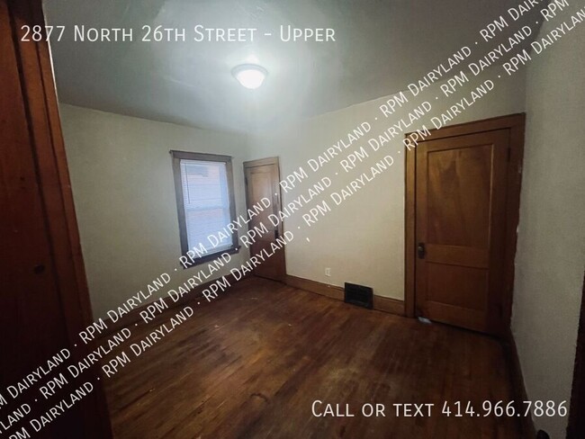 Building Photo - Huge 3BR upper unit in Park West neighborhood