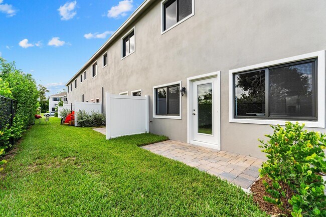 Building Photo - 5024 Elderberry St