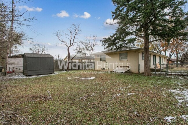 Building Photo - 2 bedroom 1 bath duplex ***Half off first months rent***