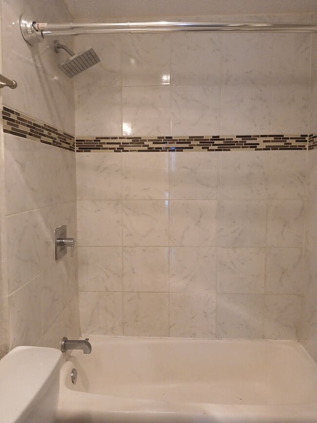 Building Photo - 3 Bedrooms, 1.5 Bathrooms, 1 Car Garage Ne...