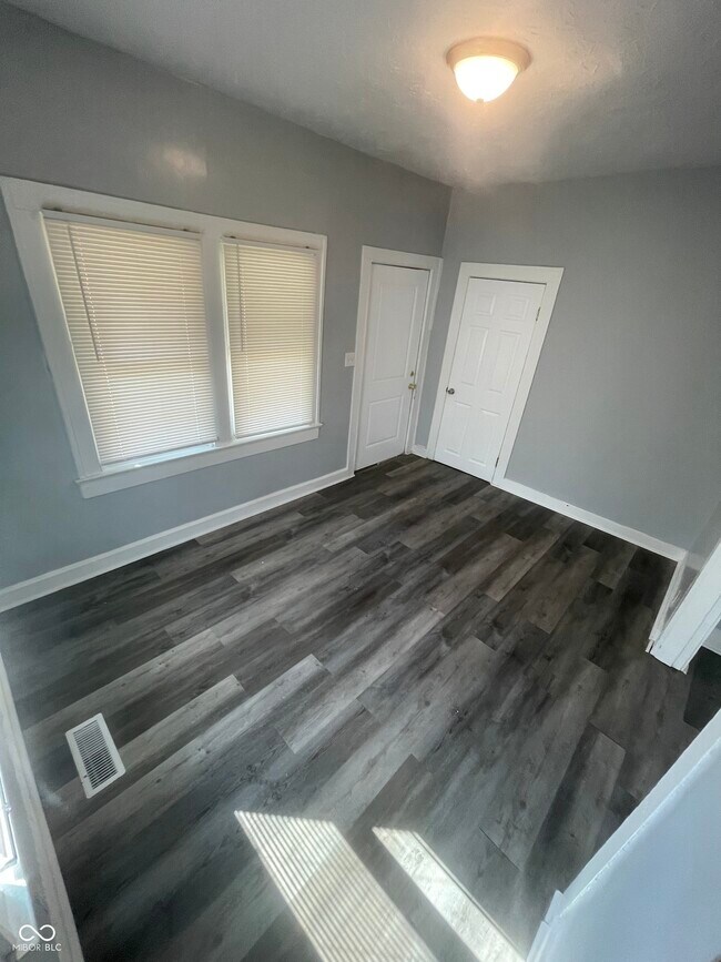 Building Photo - 15 N Riley Ave