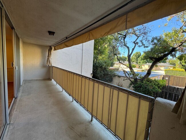 Building Photo - Large 2 bed 2 bath