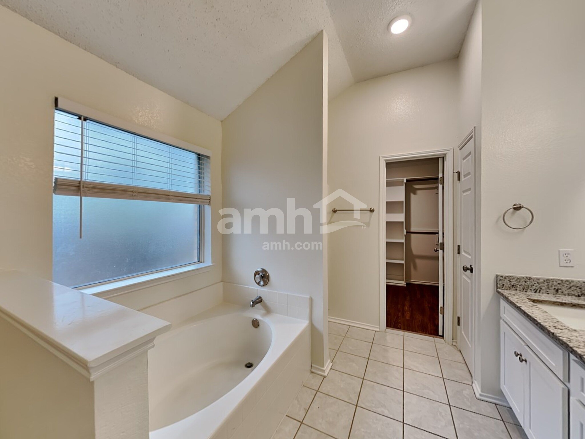 Building Photo - 1041 McKavett Dr