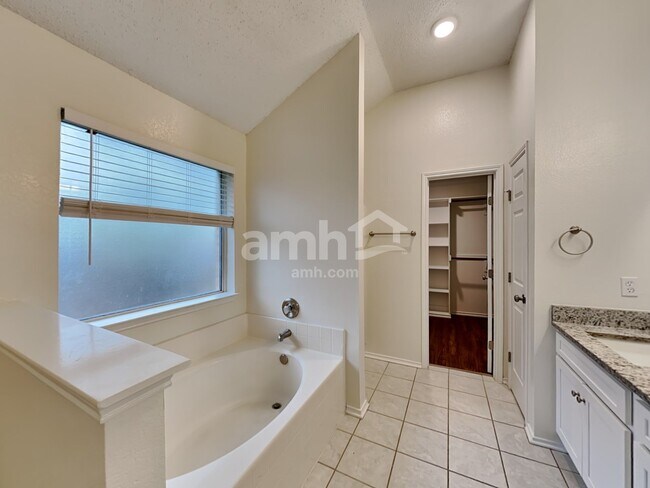 Building Photo - 1041 McKavett Dr
