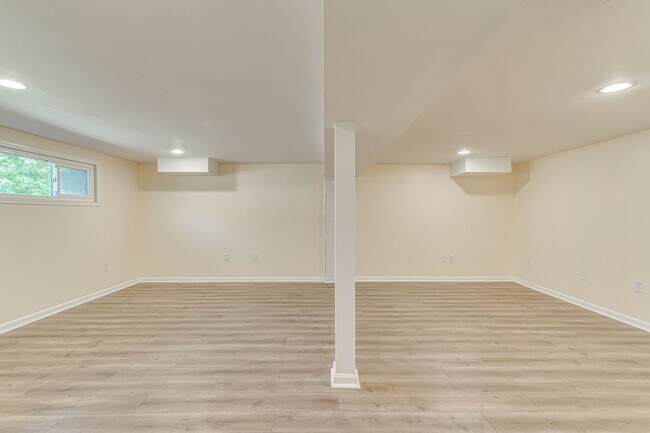 Building Photo - Charming 3+ BR single family home available now