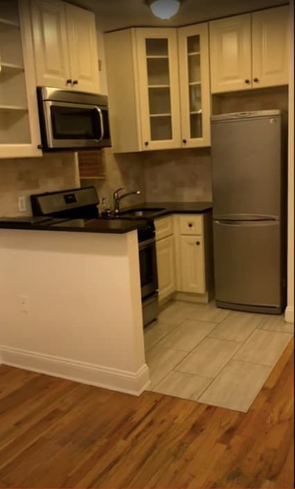 Building Photo - 414 E 10th St