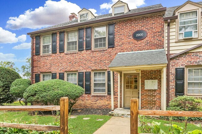 Building Photo - 2911 W Queen Ln