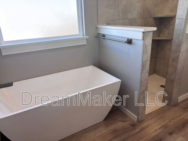 Building Photo - 3035 SE 34th St