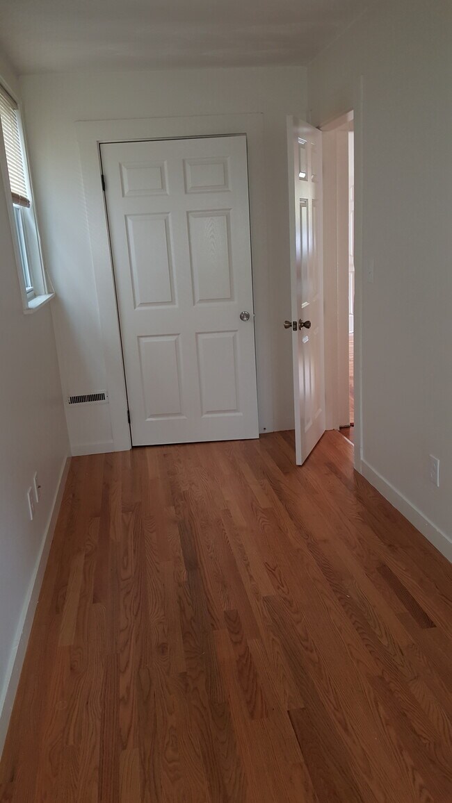 Building Photo - 18 Rockingham St