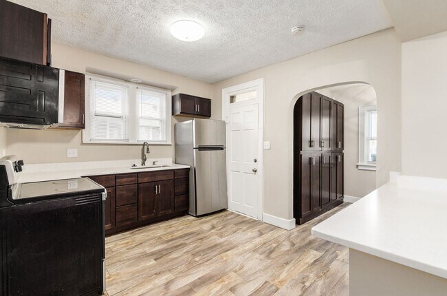 Building Photo - Driving Park Three Bedroom Two-Story