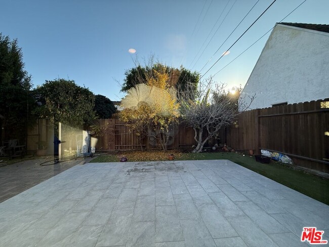 Building Photo - 941 Cloverdale Ave