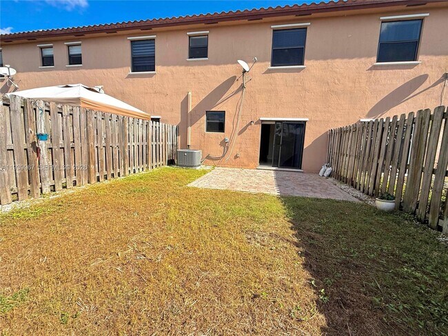 Building Photo - 320 SE 37th Ter