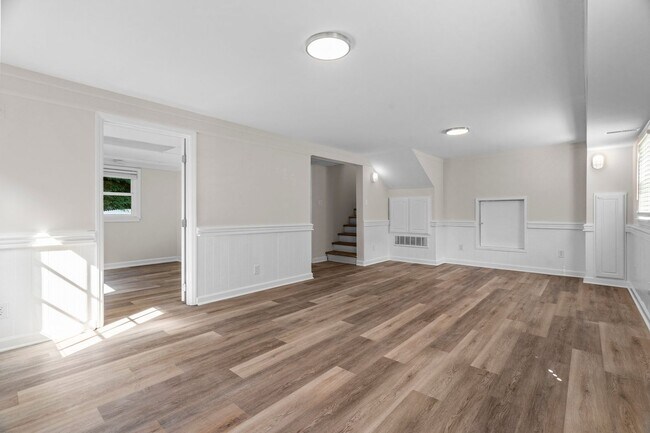 Building Photo - Gorgeous 3 Bedroom, 2 Bath Split-level home in Brentwood - High-end Renovation, Pet Friendly!