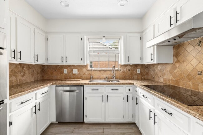 Building Photo - 560 Landfall Ln