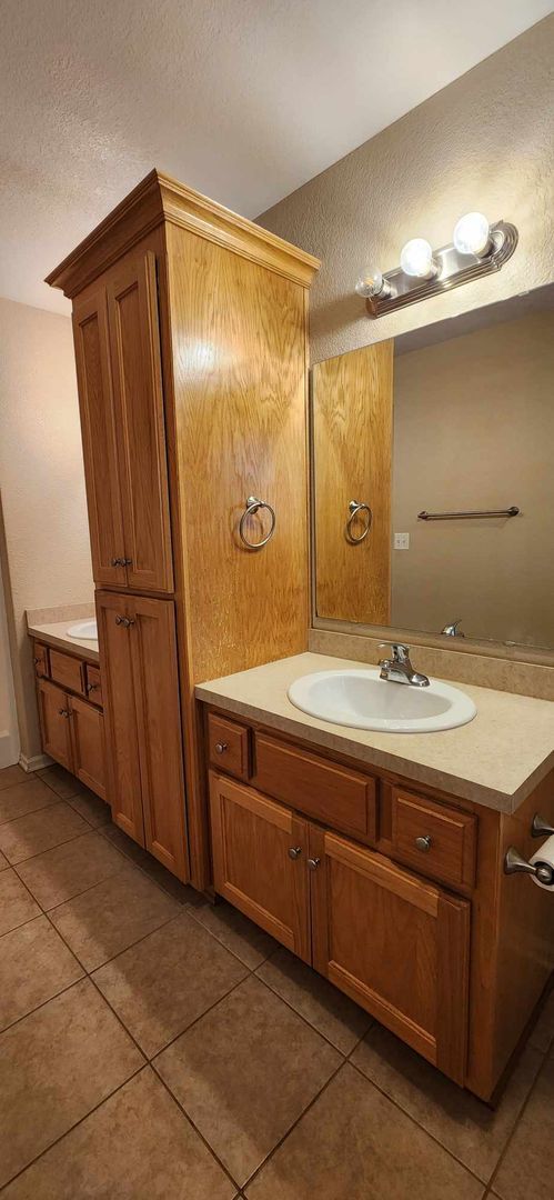 Building Photo - Spacious Town House for Rent