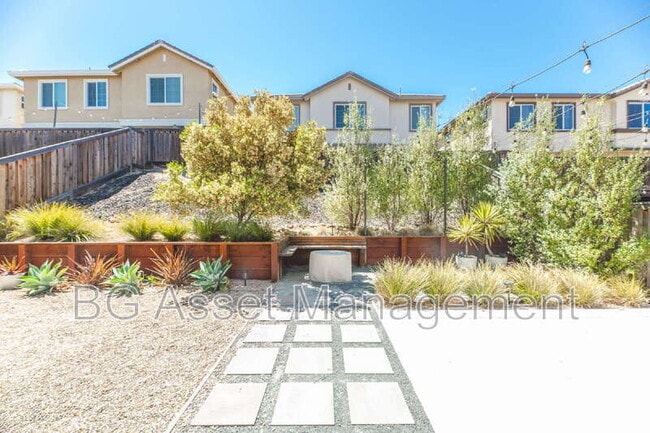 Building Photo - 3138 La Corona Dr