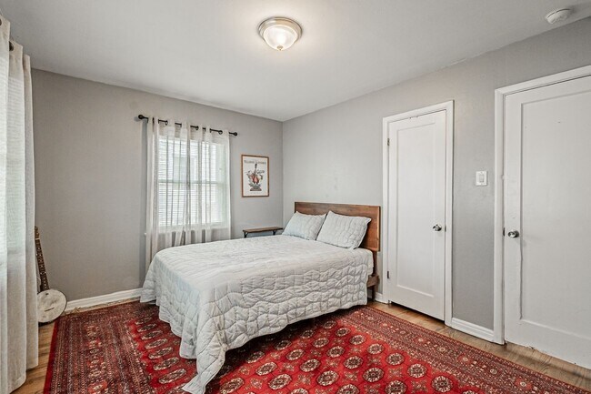 Building Photo - Barnum 3BD, 2BA Home with Fenced Back Yard...