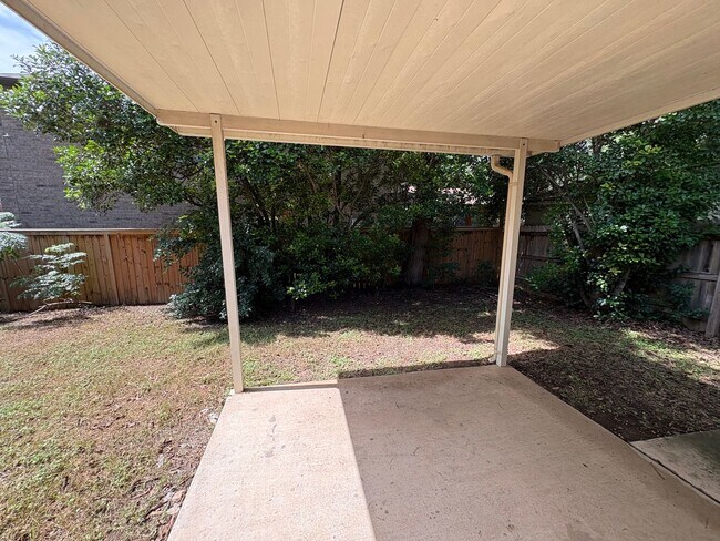 Building Photo - Beautiful home on corner lot.
