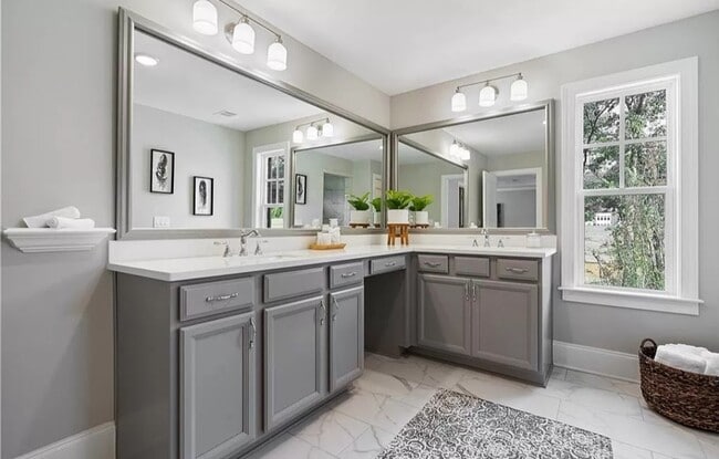 Building Photo - 973 Rittenhouse Way SE