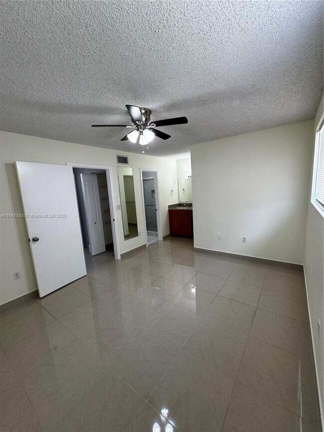 Building Photo - 863 Crystal Lake Dr