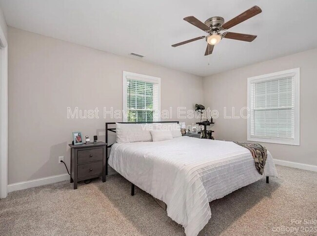 Building Photo - 1328 26th Ave NE