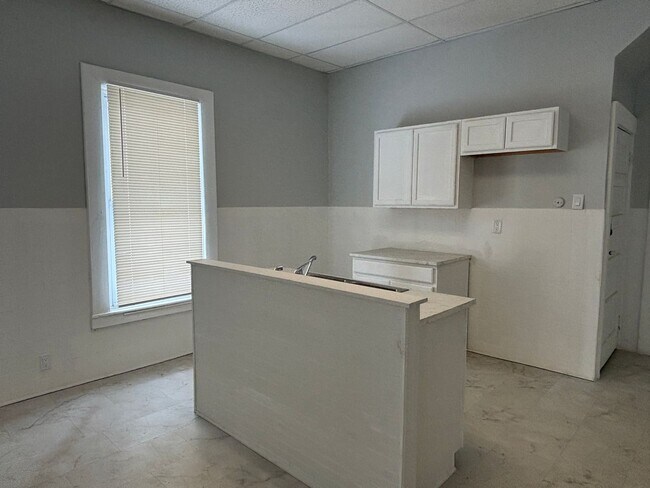 Building Photo - 332 N Arsenal Ave