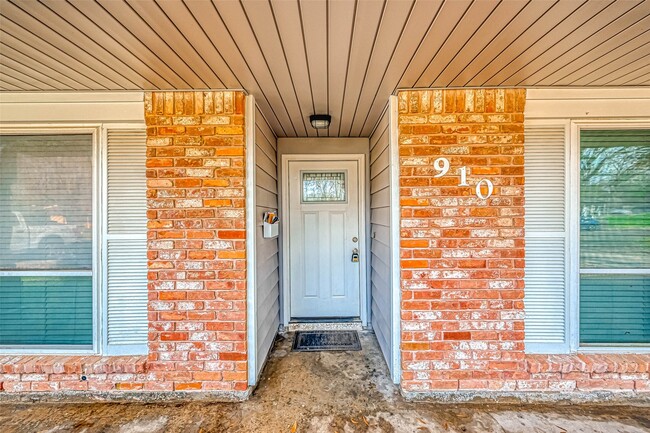 Building Photo - 910 Redway Ln