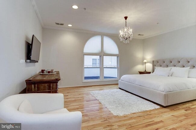 Building Photo - 2058 N Oakland St