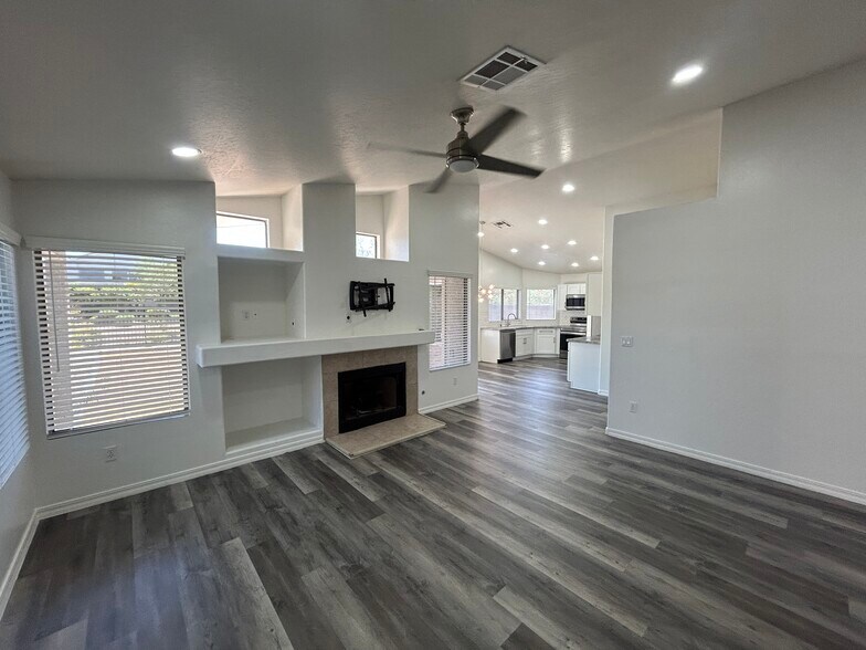 Building Photo - 1121 E Monona Dr