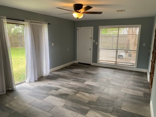 Building Photo - 8410 Sonneville Dr