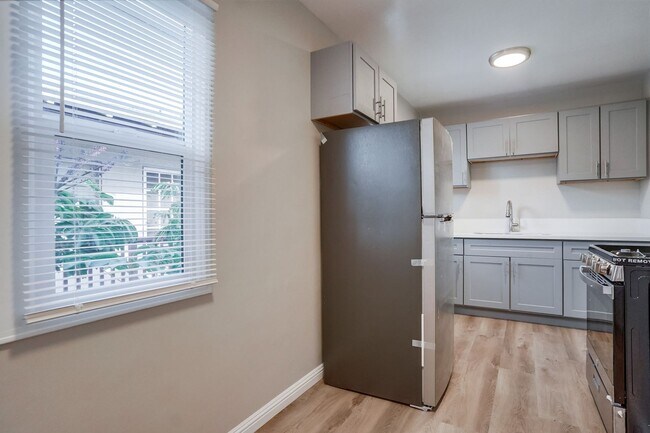 Building Photo - Upgraded Studio in Belmont Shore Available Now!!