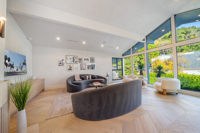 Building Photo - 2221 Bowmont Dr