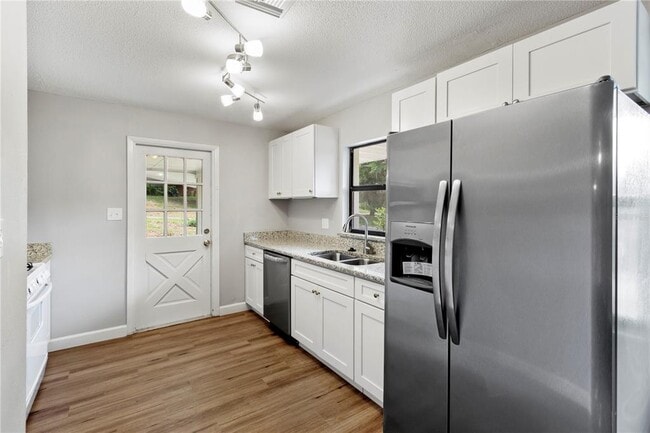 Building Photo - 36124 E Spring Lake Blvd