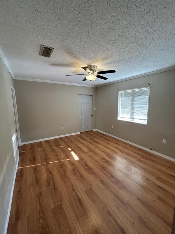 Building Photo - 307 Spring Ln