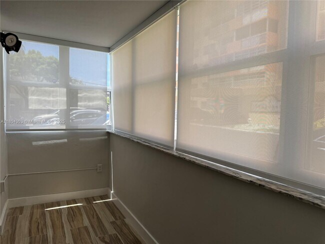 Building Photo - 16450 Miami Dr